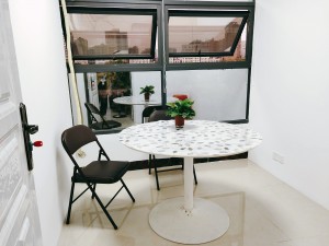 有陽(yáng)光、棕櫚，但這里不是海灘